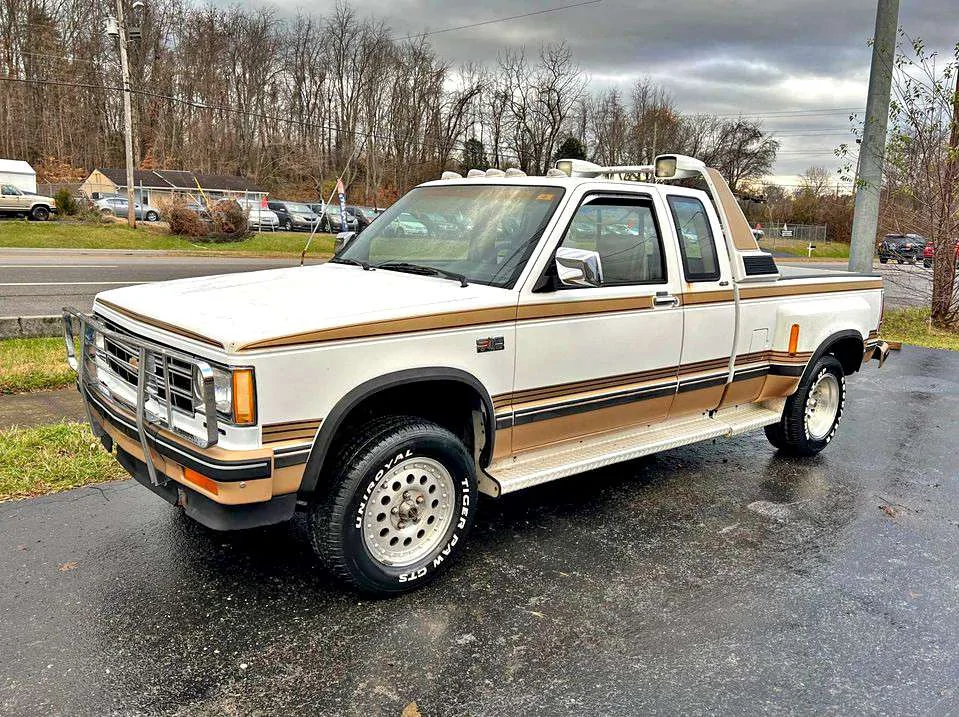 Slate Auto Pickup Truck Who’s Reserving the Slate EV: Everyday Americans, Young Professionals, New Drivers, Contemporary Seniors, Auto Enthusiasts 1767070089157-4