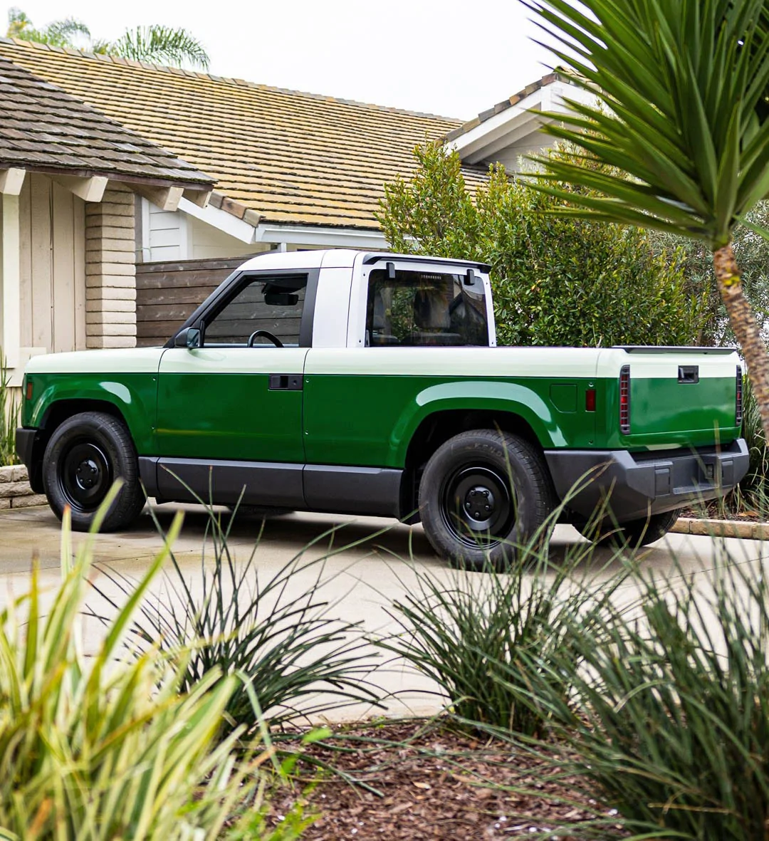 Slate Auto Pickup Truck Dual color (white / green) Slate in pickup & open-air configuration Dual color (white : green) Slate in pickup & open-air configuration 5