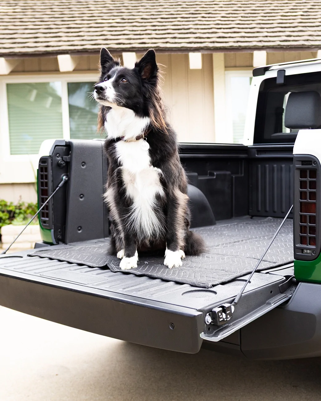 Slate Auto Pickup Truck Dual color (white / green) Slate in pickup & open-air configuration Dual color (white : green) Slate in pickup & open-air configuration 2
