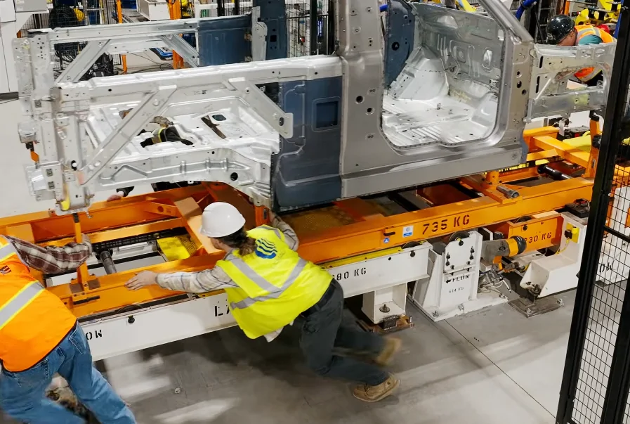 Slate Auto Pickup Truck Slate factory up and running - photos & video (A New Day in Warsaw)!! 👷‍♂️🎬 1781209914991-ym