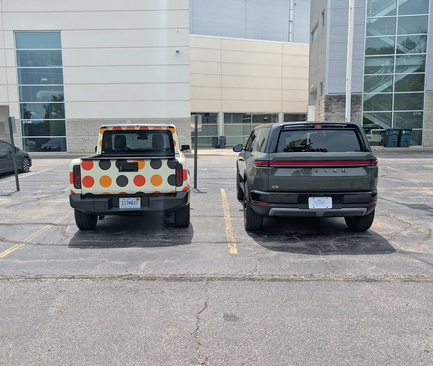Slate Auto Pickup Truck Spotted: Slate pickup vs Rivian R2 - size comparison 158117-d3338519bd8d1ded2724751e37078374